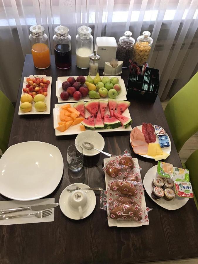 4Room Hotel Yerevan Bagian luar foto