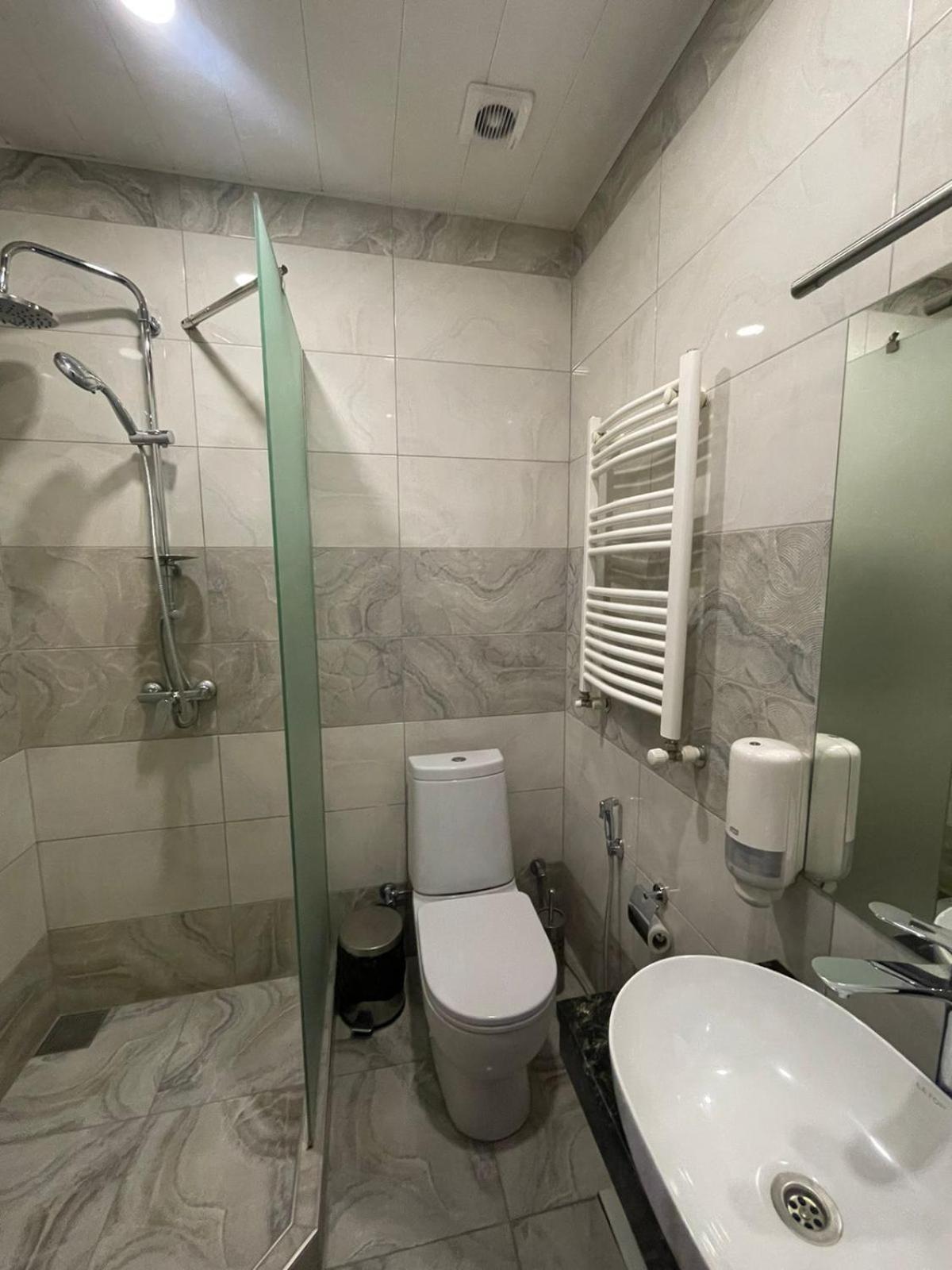4Room Hotel Yerevan Bagian luar foto
