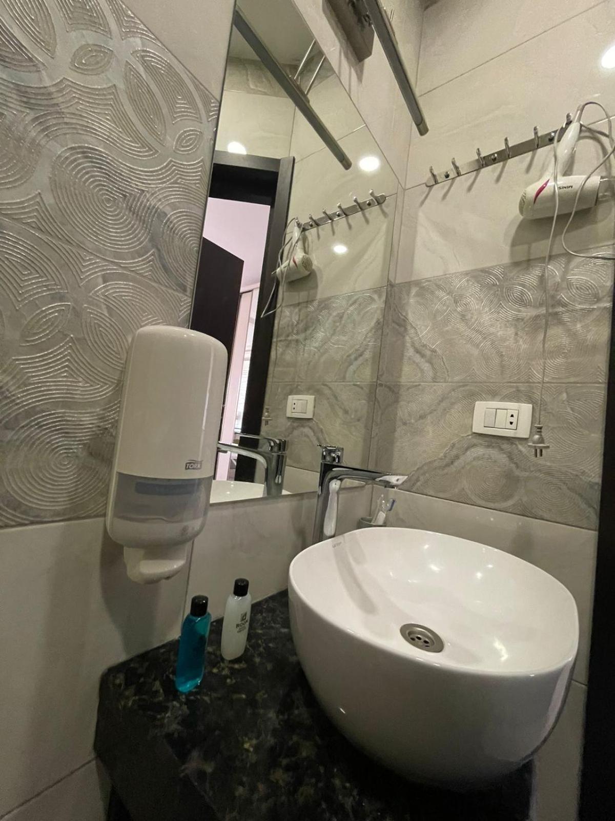 4Room Hotel Yerevan Bagian luar foto