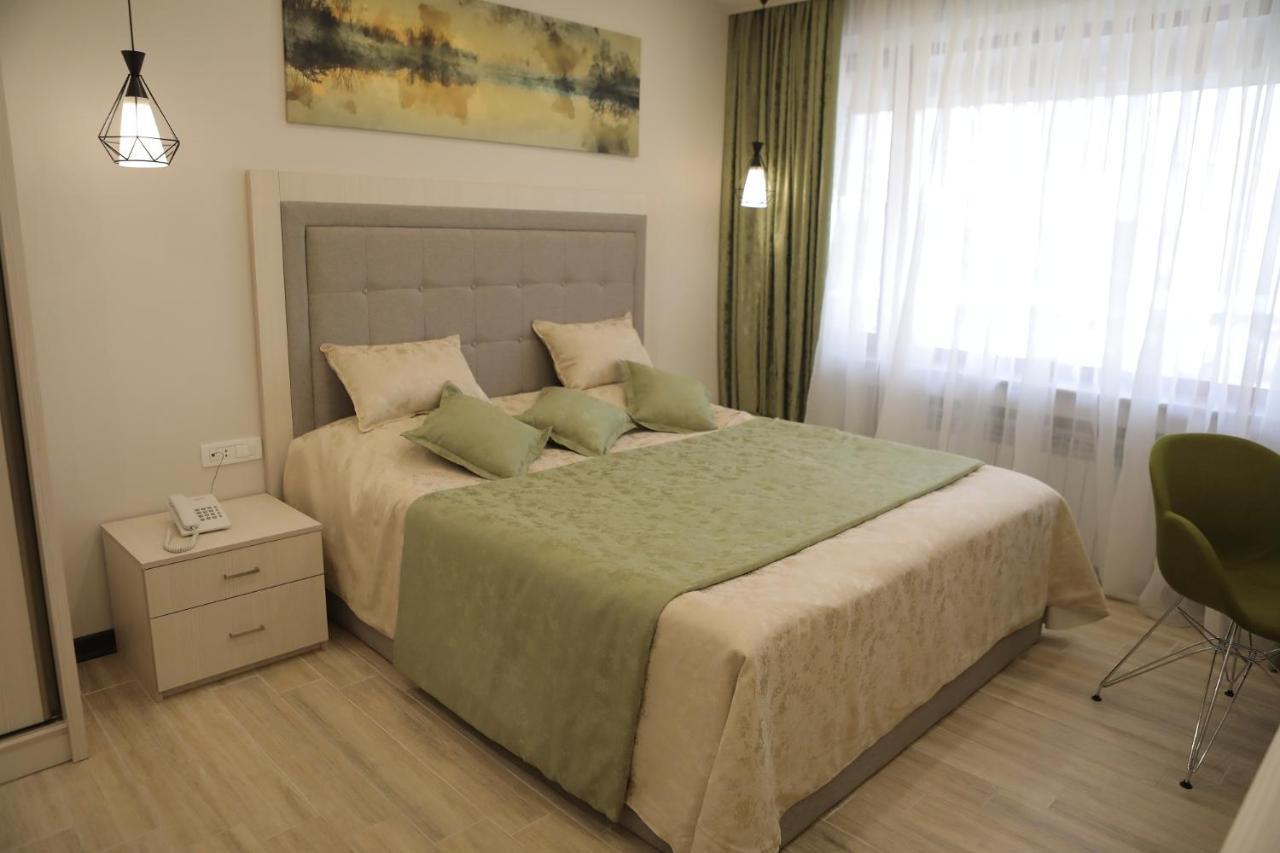 4Room Hotel Yerevan Bagian luar foto