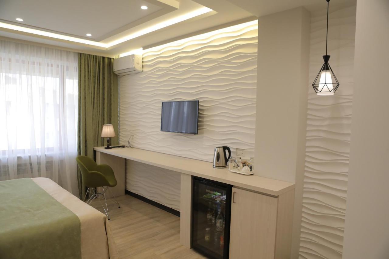 4Room Hotel Yerevan Bagian luar foto