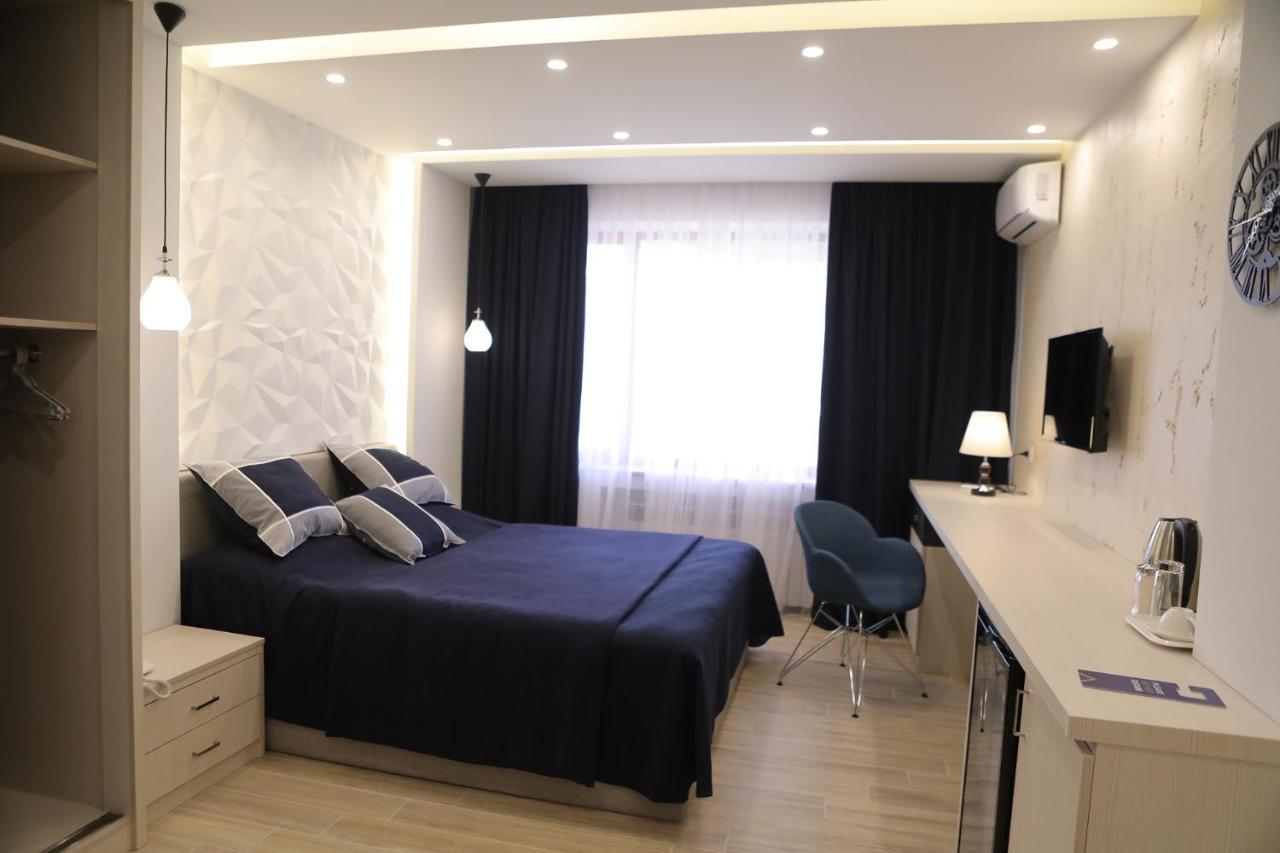 4Room Hotel Yerevan Bagian luar foto