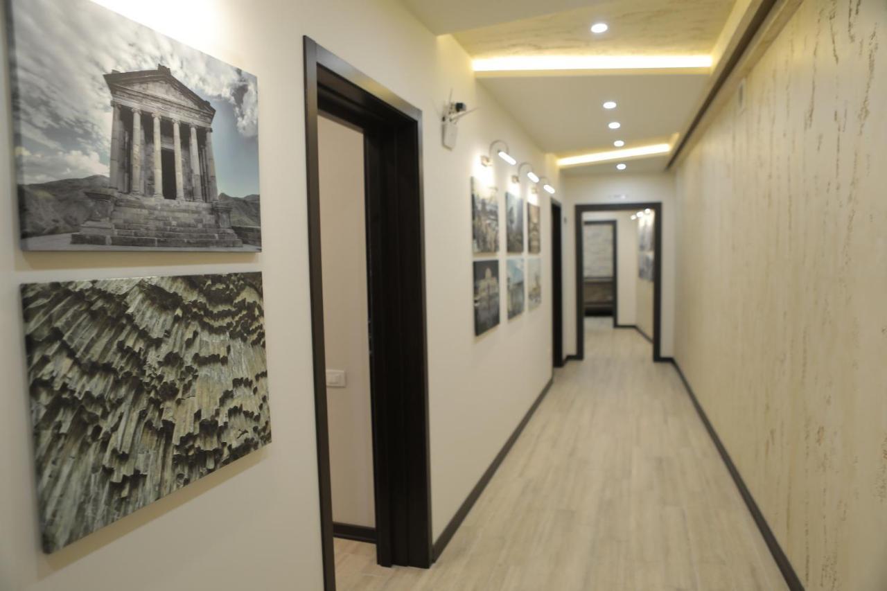 4Room Hotel Yerevan Bagian luar foto