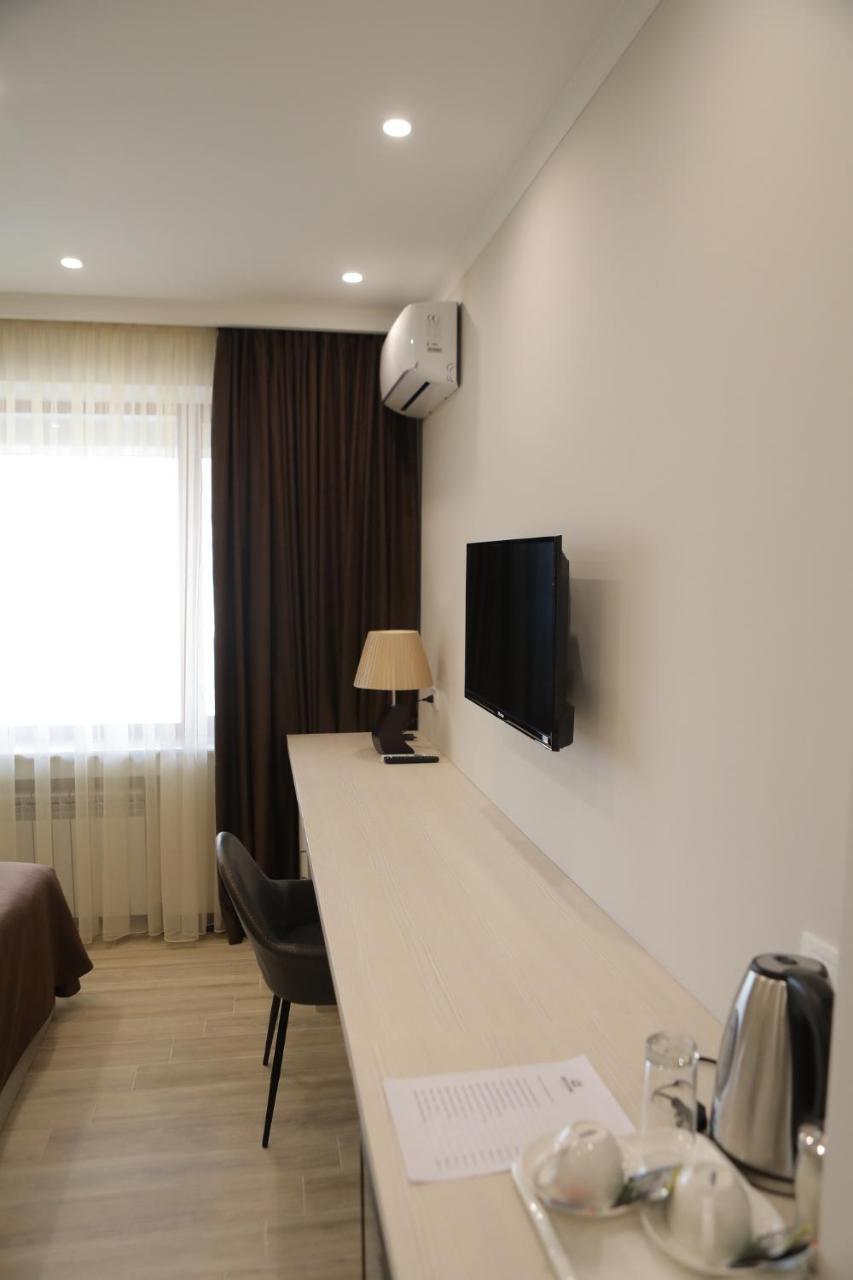 4Room Hotel Yerevan Bagian luar foto