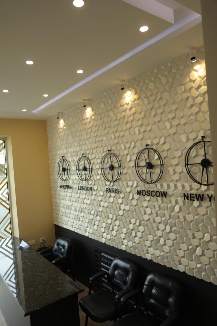 4Room Hotel Yerevan Bagian luar foto