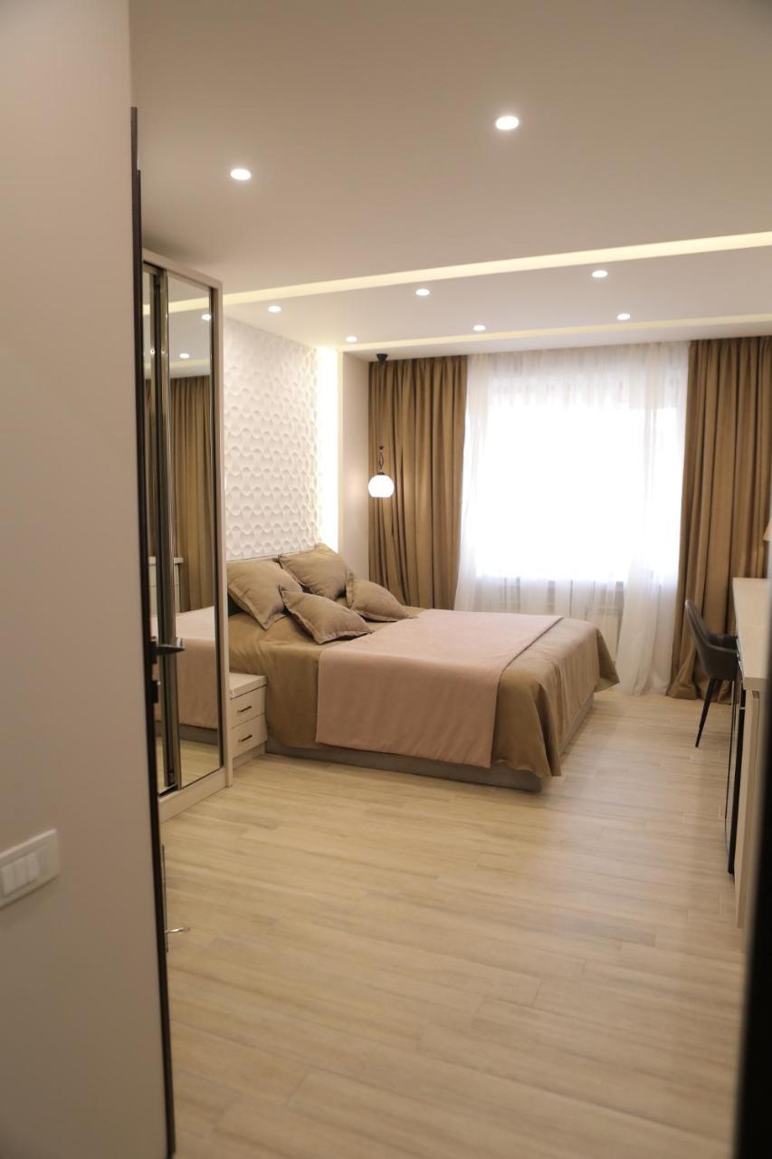 4Room Hotel Yerevan Bagian luar foto