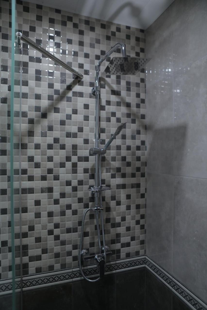 4Room Hotel Yerevan Bagian luar foto