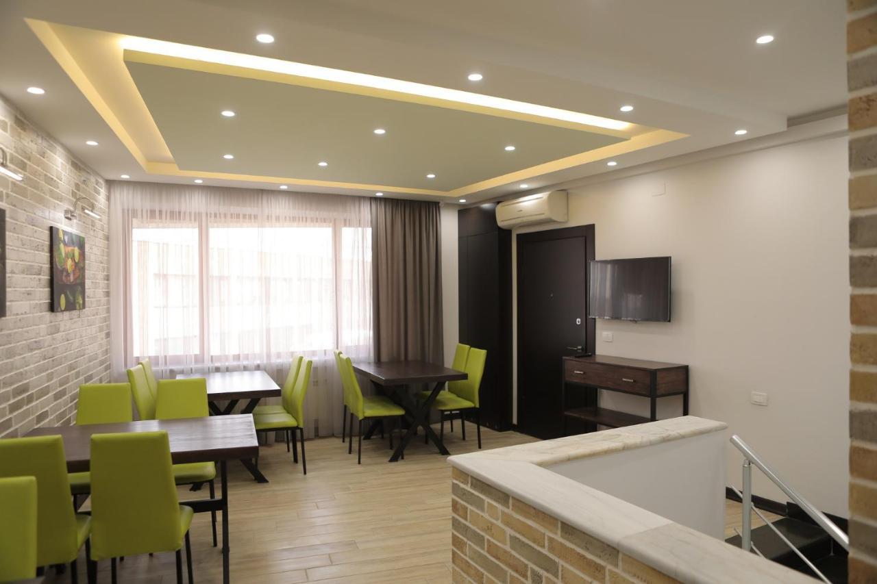 4Room Hotel Yerevan Bagian luar foto