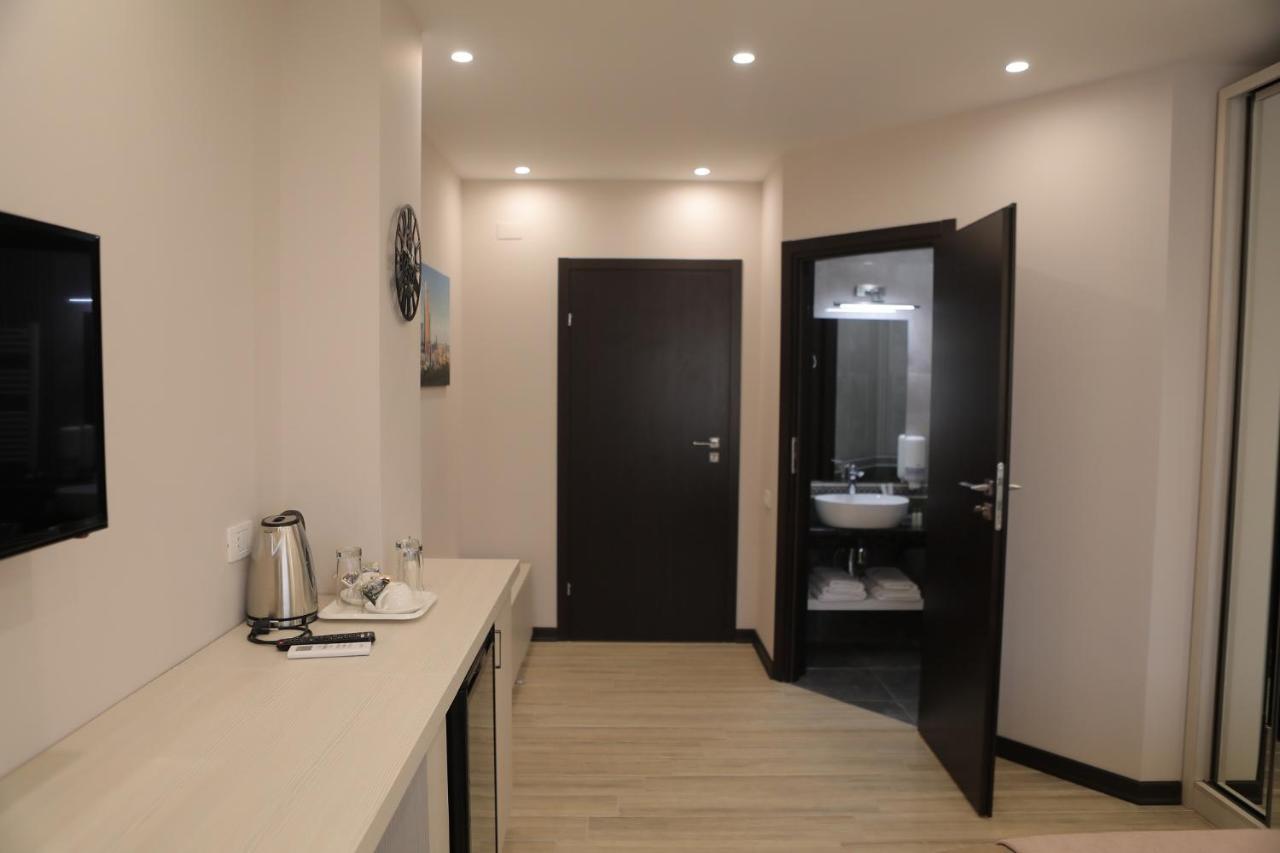 4Room Hotel Yerevan Bagian luar foto